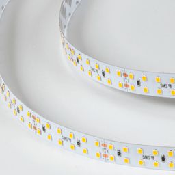 Светодиодная лента SMD2835 24В, крупный план диодов