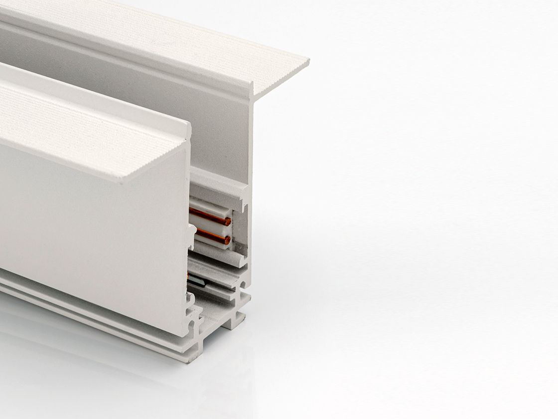 Крупный план торца шинопровода, внутренний профиль и контакты