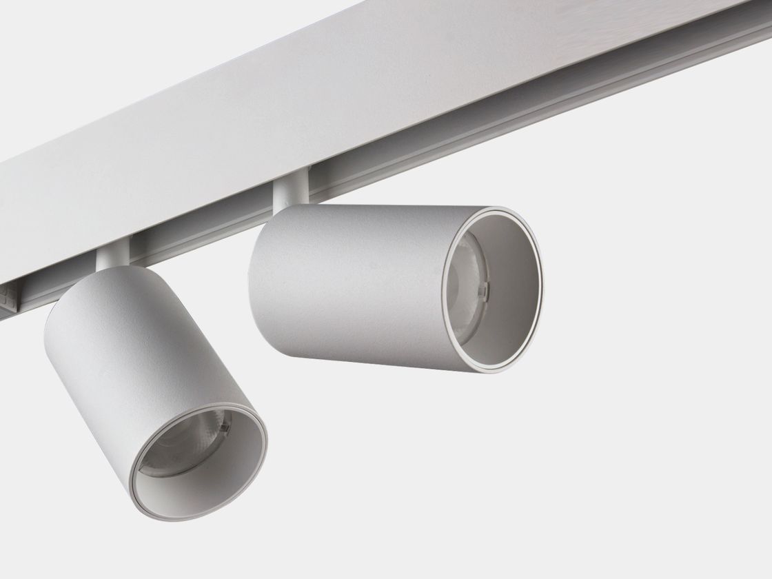 Белый двойной спот на треке, изолированный ракурс