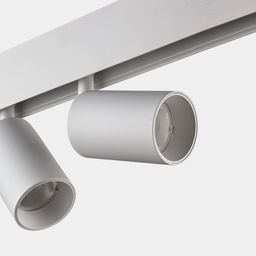 Белый двойной спот на треке, изолированный ракурс