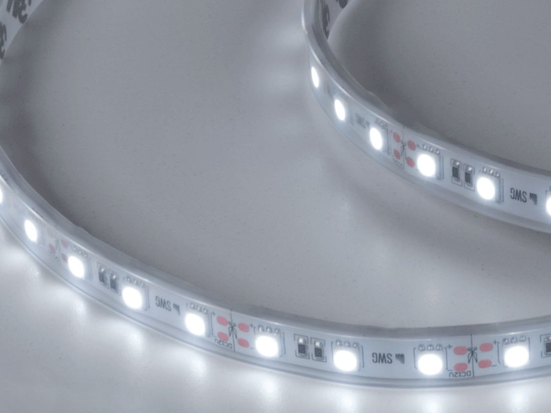 Лента SMD5050 включена, ультрахолодный белый свет 12В