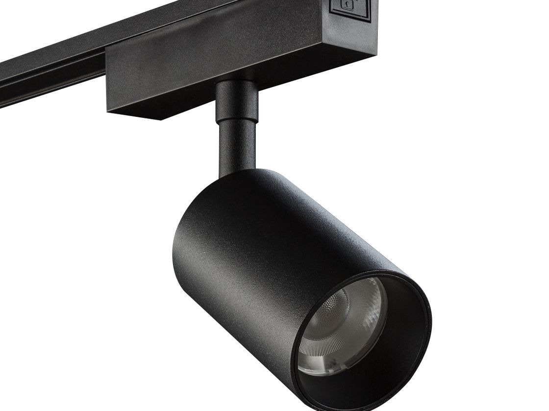 Спот SLIM на треке, черный корпус крупно