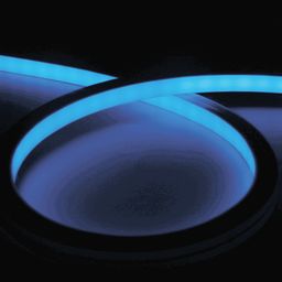 Неоновая лента в синем свечении, дуга на тёмном фоне