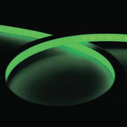 Неоновая лента в зелёном свечении, изгиб на тёмном фоне