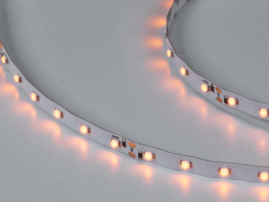 Лента SMD3528 с включенными желтыми светодиодами, вид под углом