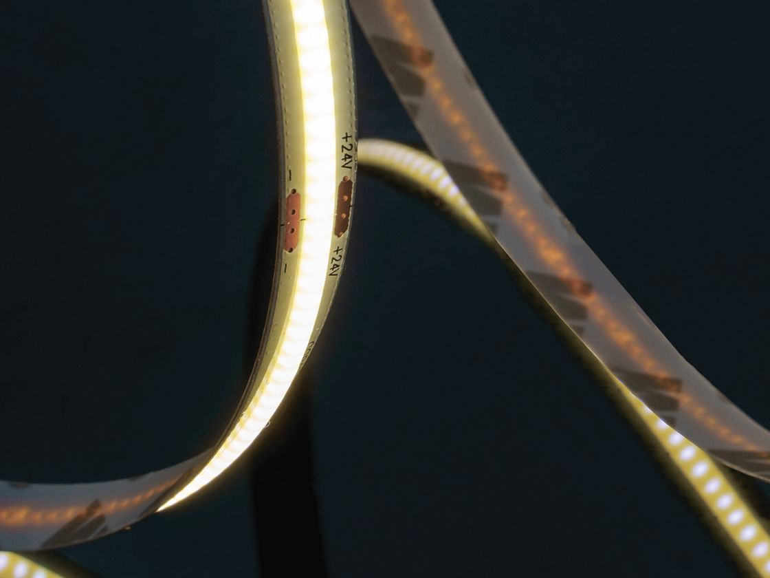 Светящаяся COB лента на тёмном фоне, крупный план