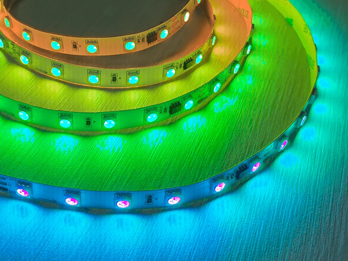 Лента RGB в работе, зелёно-голубое свечение на поверхности