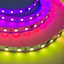 Лента RGB в работе, свечение фиолетово-розовыми оттенками