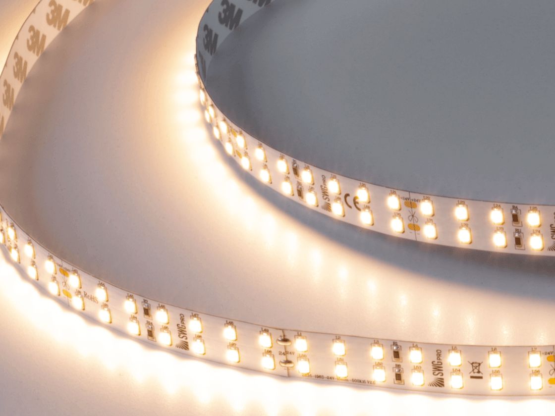 Светодиодная лента тёплый белый свет включенная, крупный план