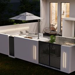 Ночной двор, вертикальная подсветка на стенах, тёплый свет