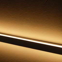 Линейная подсветка неоном на стене, тёплый белый