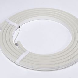 Бухта неоновой ленты с проводами подключения, общий вид