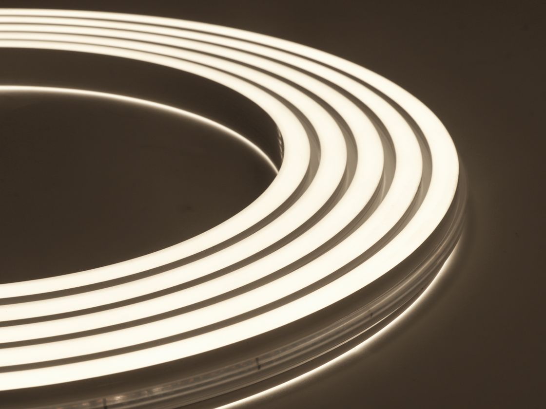 Двойная неоновая лента в бухте, нейтральный белый