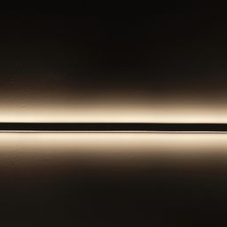 Светящаяся неоновая лента на поверхности, боковой ракурс