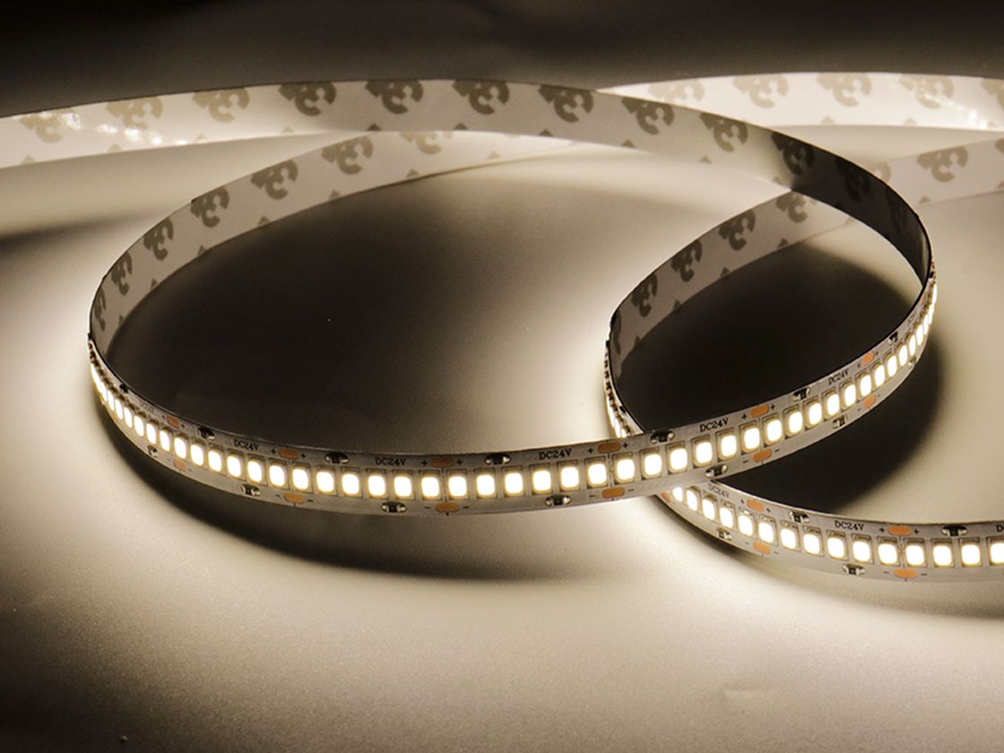 Лента SMD2835 нейтральный белый свет, включенное свечение