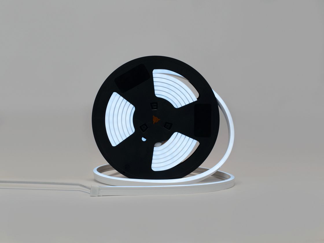 Гибкий неон в катушке, белое свечение, вид спереди