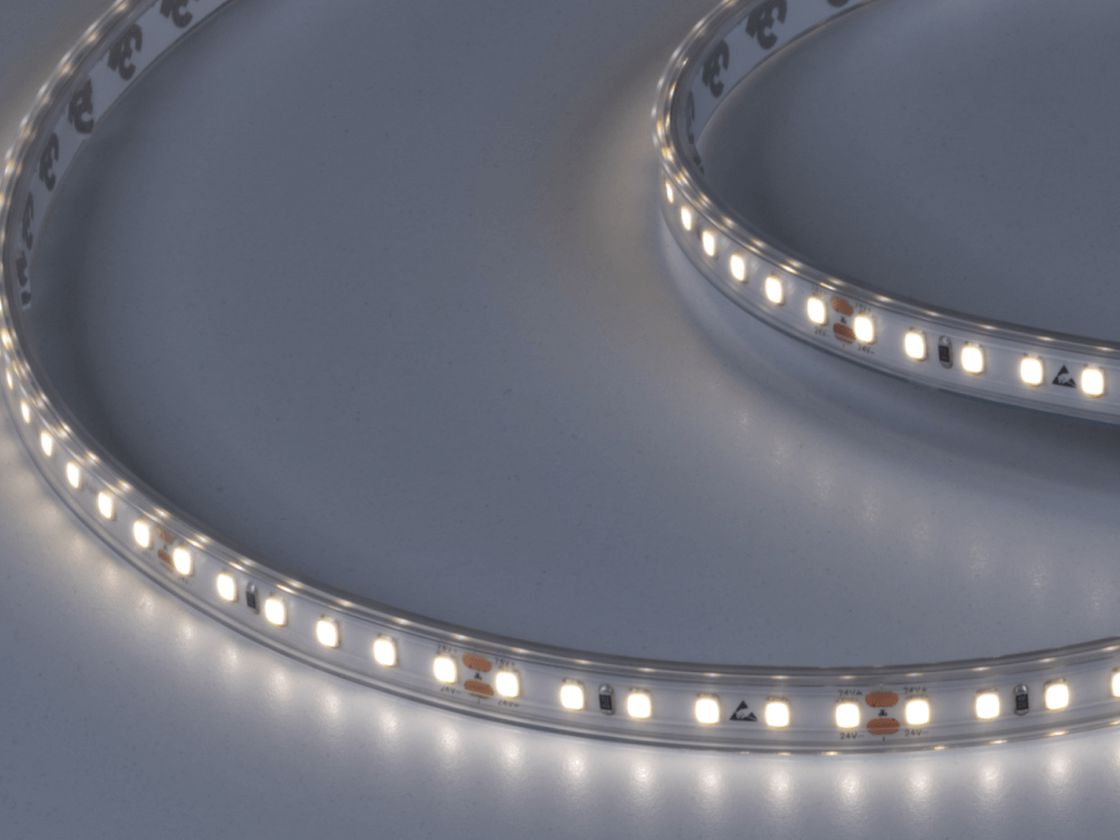 Светодиодная лента в силиконовой оболочке, включена