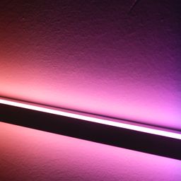 Линия гибкого неона RGB на стене, боковой ракурс