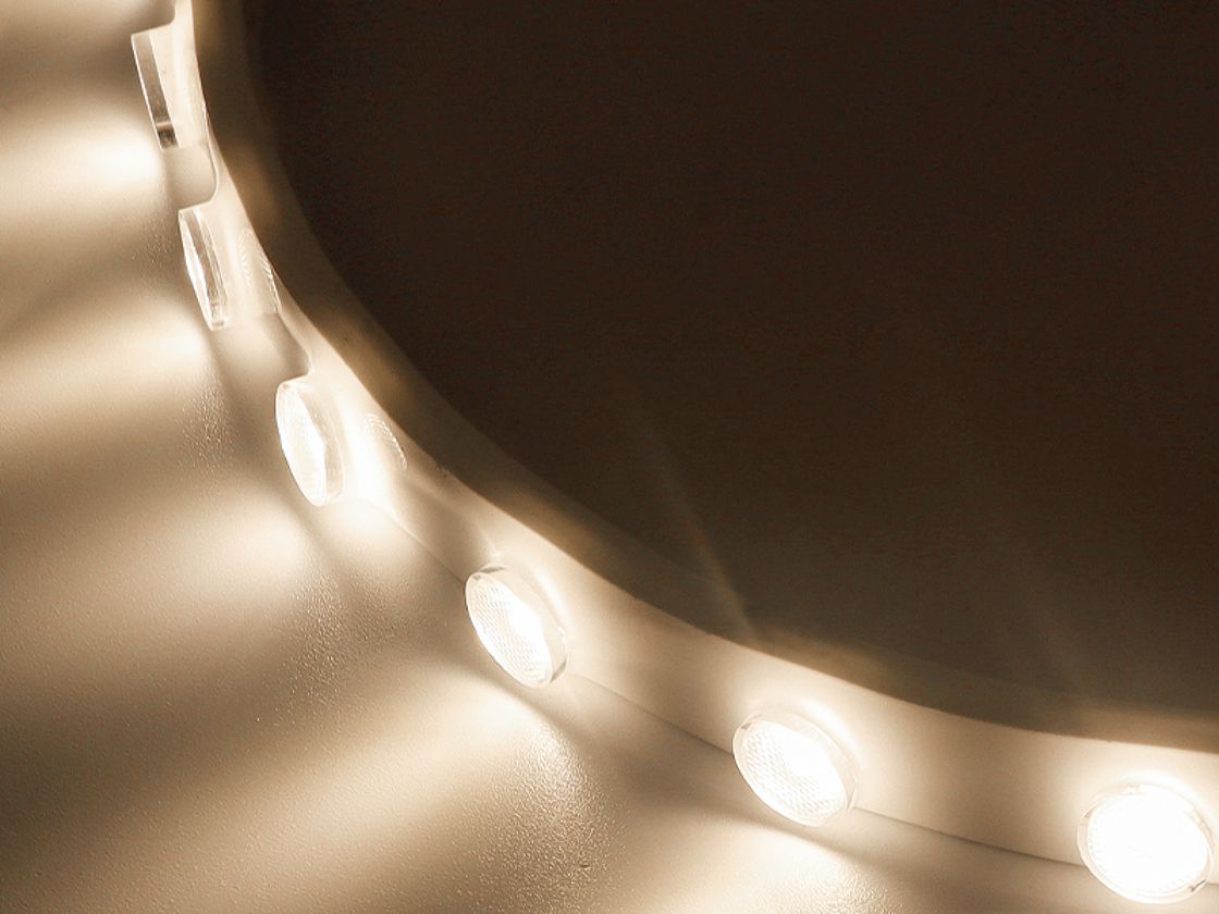 Свечение фокусирующей ленты с линзами, крупный план