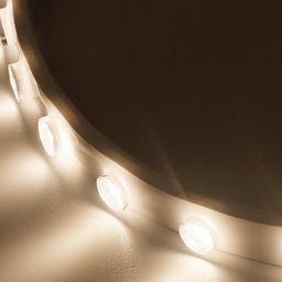 Свечение фокусирующей ленты с линзами, крупный план