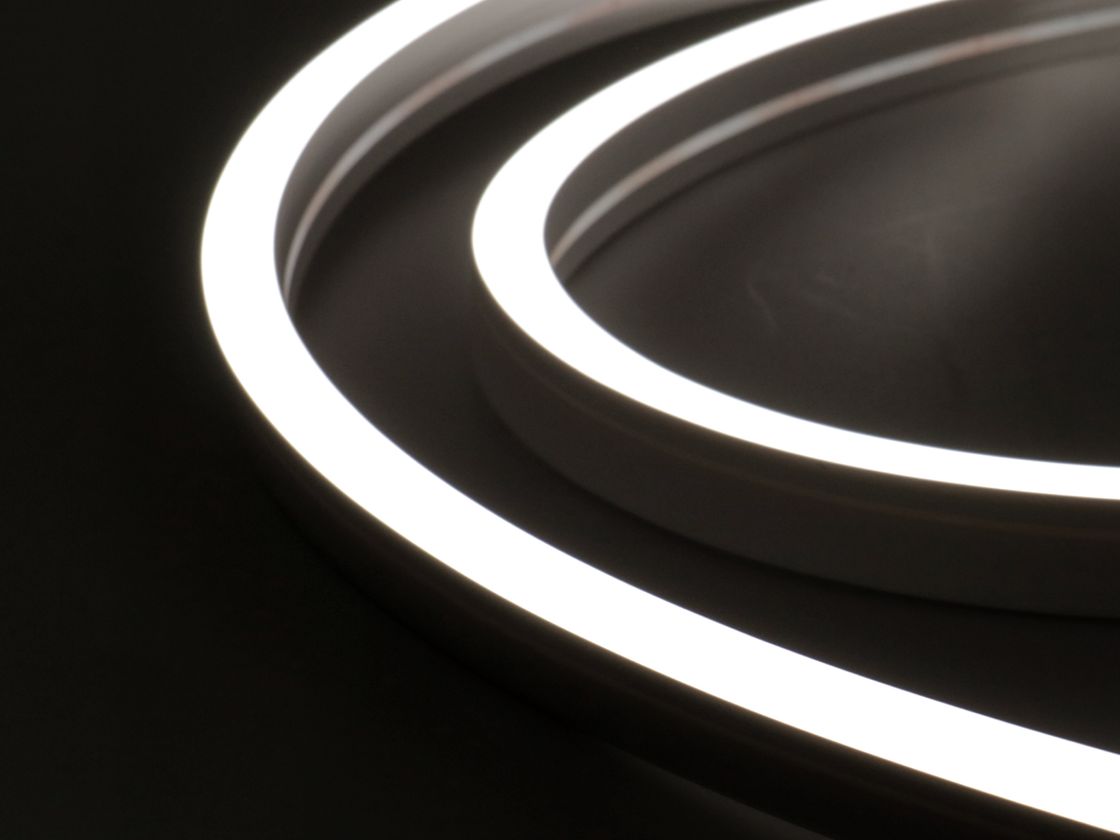 Свечение гибкого неона нейтральный белый на тёмном фоне