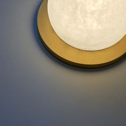 Крупный план основания матовая латунь и рассеиватель