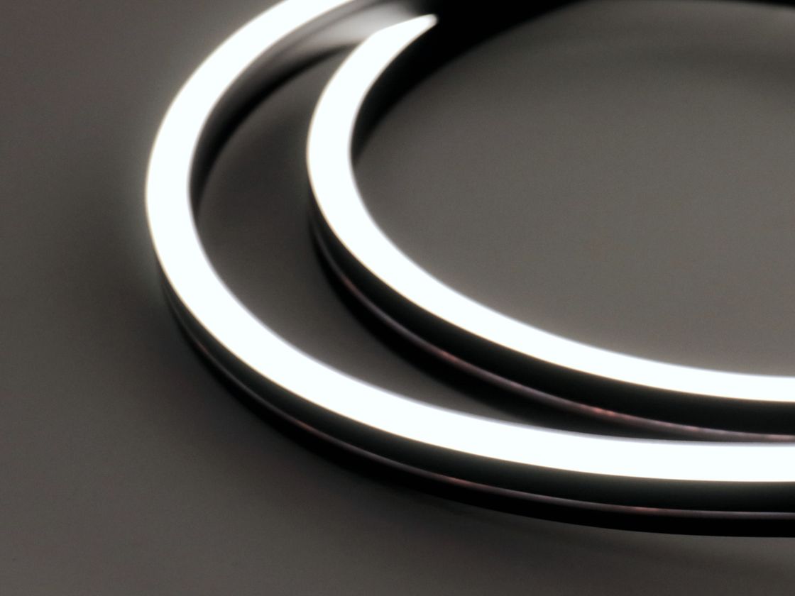 Неоновая лента 24В нейтральный белый свет, включена