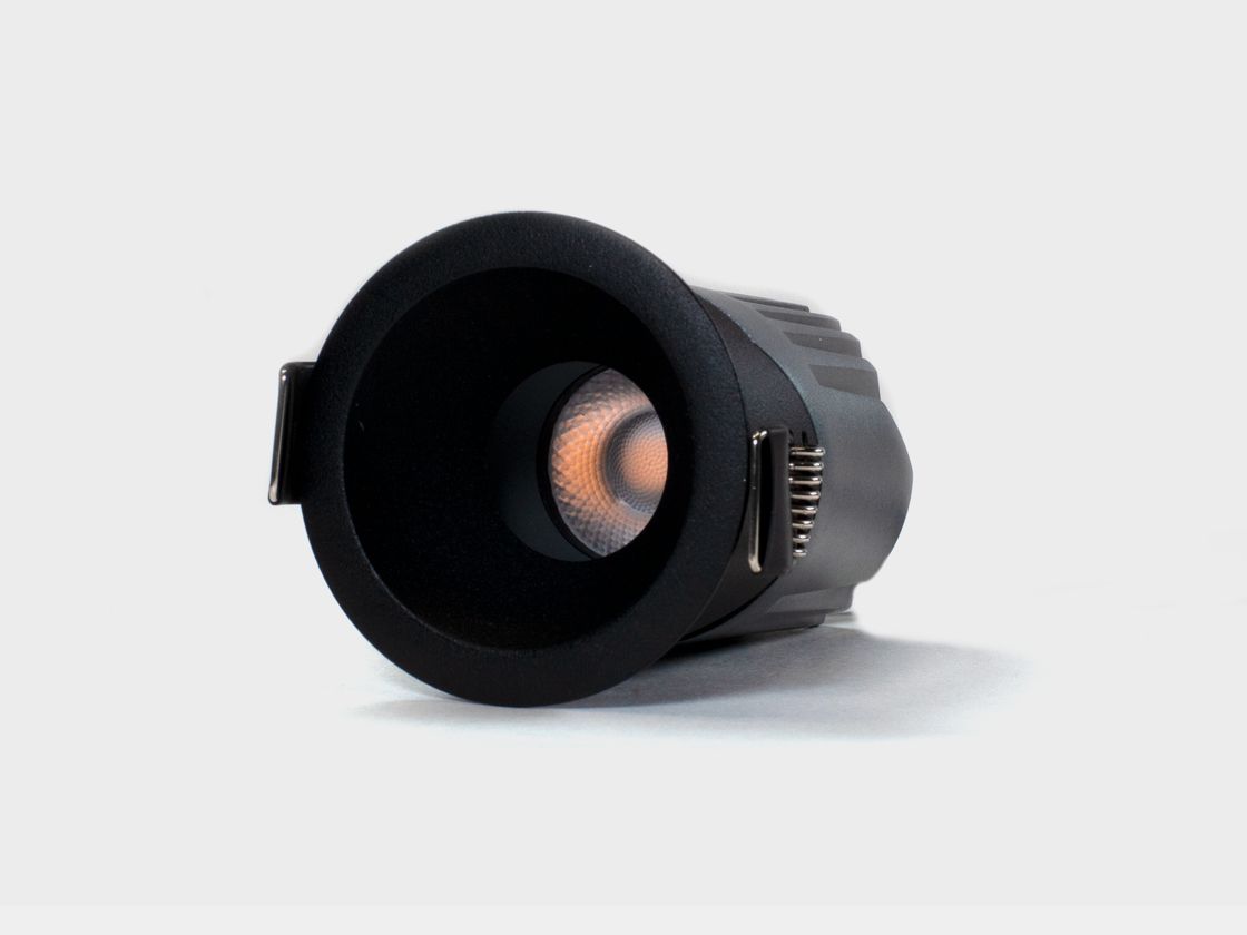 Черный встраиваемый светильник, ракурс под углом, пружины