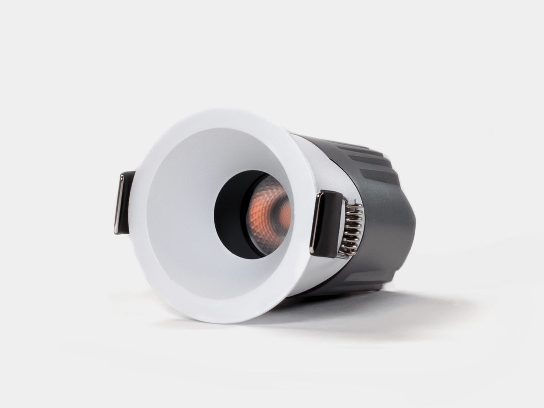 Встраиваемый поворотный светильник, фронтальный ракурс под углом