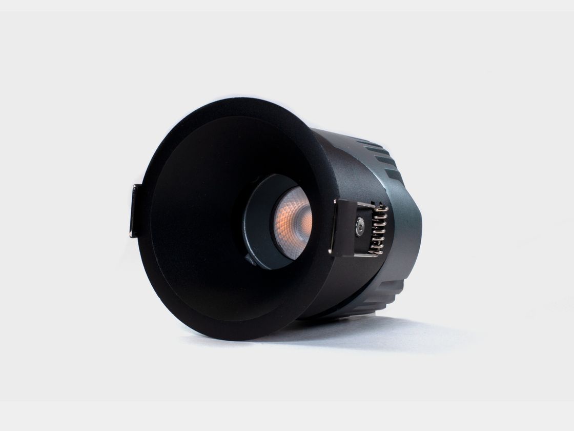 Встраиваемый поворотный светильник черный, вид спереди под углом