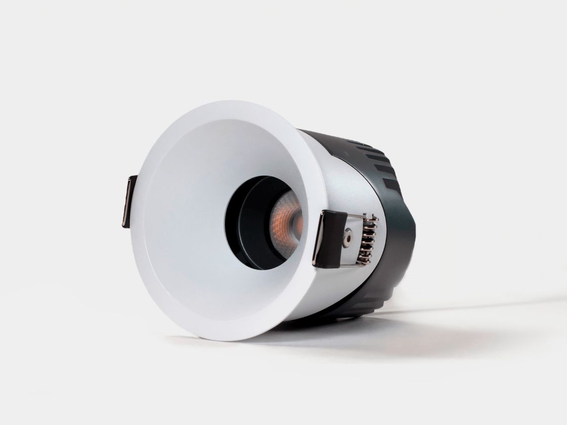 Встраиваемый светильник RC белый, вид под углом