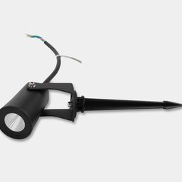 Черный ландшафтный светильник на шипе, вид сбоку