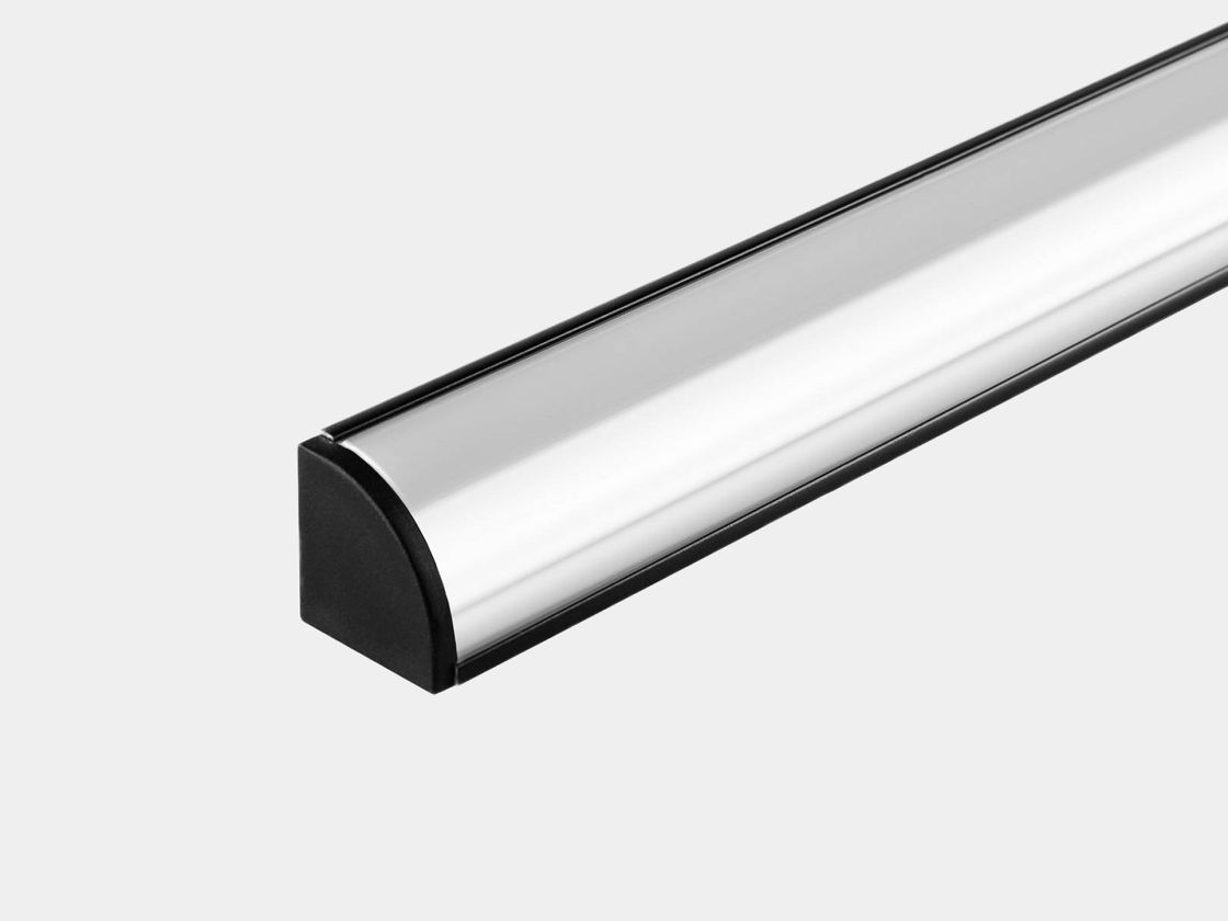 Торец углового профиля с установленной заглушкой