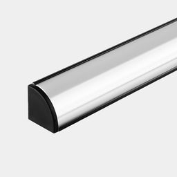 Торец углового профиля с установленной заглушкой