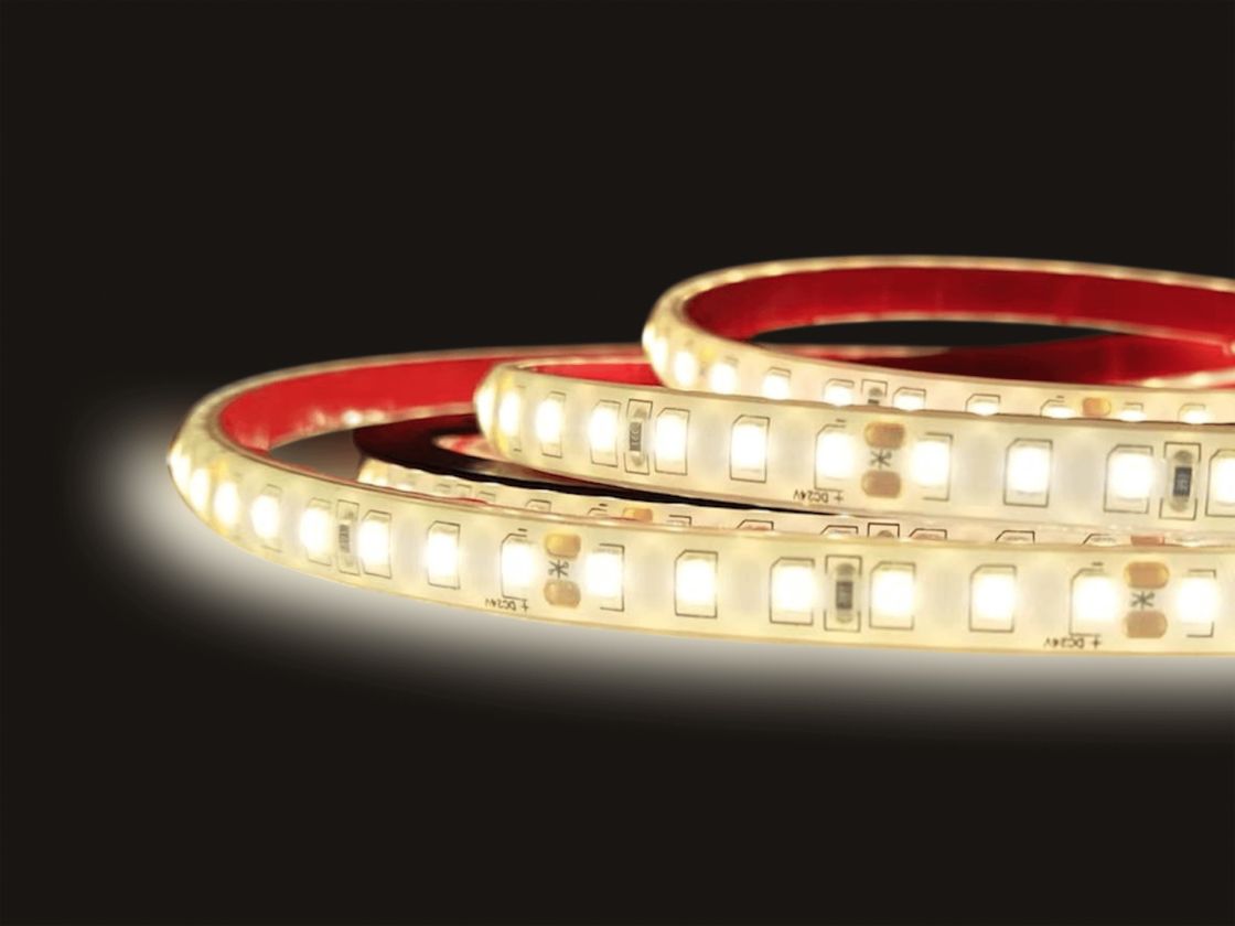 Свернутая включенная светодиодная лента, теплый белый свет