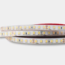 Светодиодная лента SMD2835 крупным планом, теплые диоды