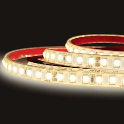 Свернутая включенная светодиодная лента, теплый белый свет