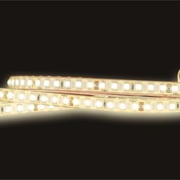 Светящаяся лента холодного белого света на темном фоне