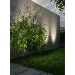 Пример подсветки стены и растений уличными светильниками