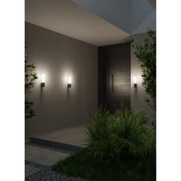 Пример подсветки фасада настенными светильниками у входа