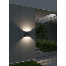 Светильник на фасаде, двусторонняя подсветка стены ночью