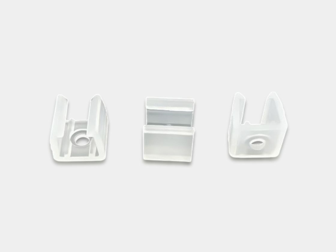 Пластиковая клипса для ленты, вид с трёх сторон