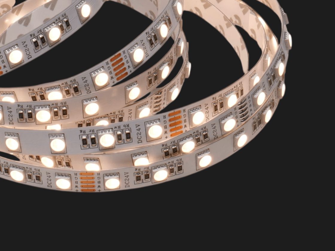 Фрагмент ленты 5050 с включённым белым светом