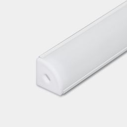 Торец углового профиля с установленной белой заглушкой