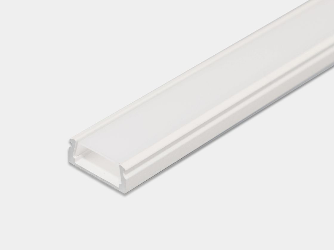 Белый П-образный профиль с экраном, общий вид