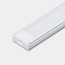 Торец профиля с установленной белой заглушкой