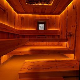 Пример тёплой подсветки лентой по периметру помещения