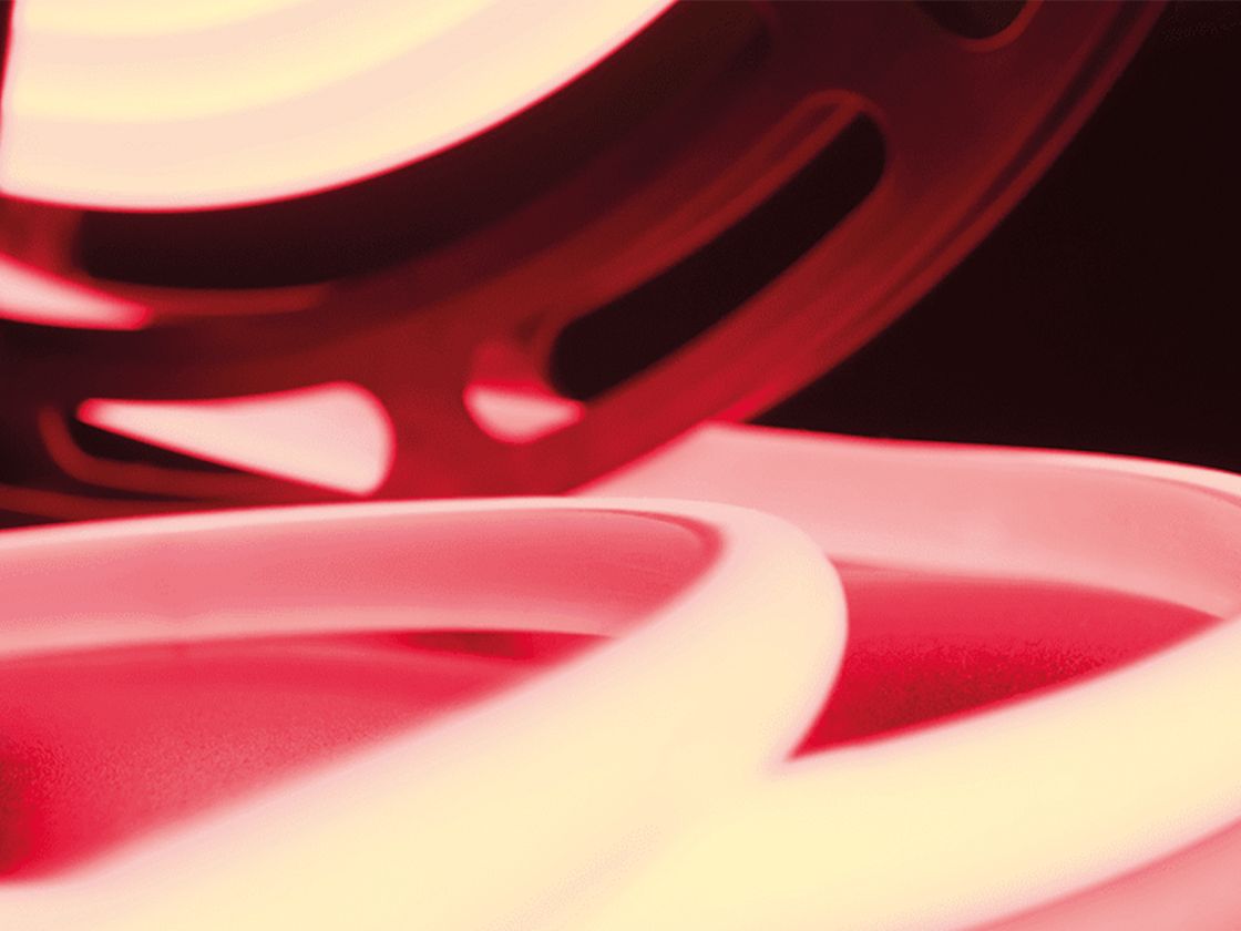 Красная термостойкая светодиодная лента в катушке, крупный план