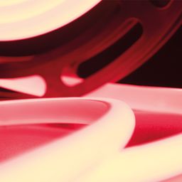 Красная термостойкая светодиодная лента в катушке, крупный план