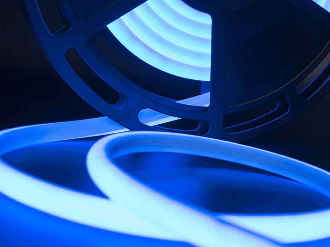 Катушка синей термостойкой светодиодной ленты крупным планом